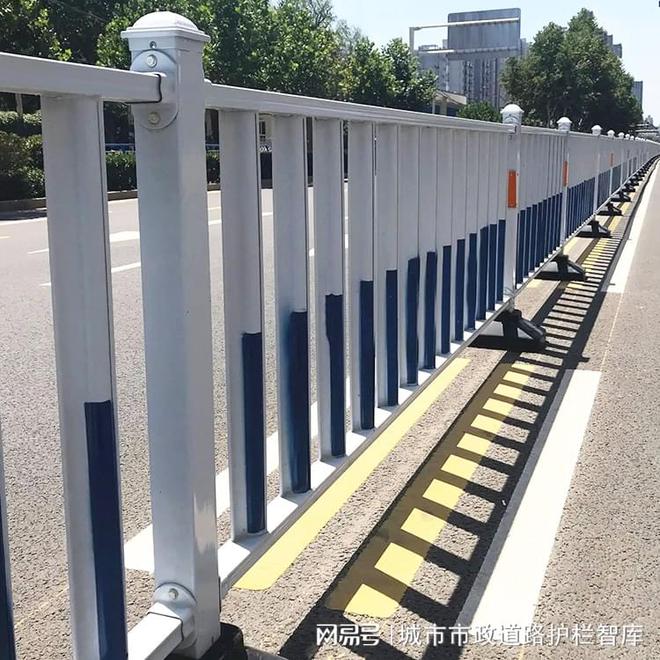 leyucom乐鱼官网市政门路护栏：都会交通的双面镜(图2)